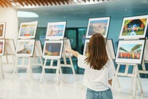 jung weiblich Tourist suchen Galerie Ausstellung. Kunst , Fotografie und Museum Konzept foto