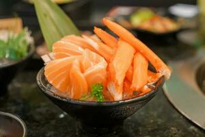 frisch japanisch Sashimi einstellen im asiatisch Restaurant, Orange Lachs und Thunfisch Sashimi Fisch auf Gericht mit Eis. Japan Essen Konzept foto