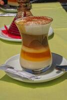lecker bunt Süss Kaffee auf das Tabelle im ein Cafe durch das Ozean im Sommer- foto