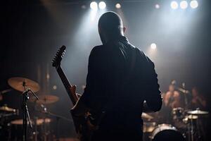 Musiker spielen elektrisch Gitarre auf Bühne mit Bühne Beleuchtung und Trommel Bausatz, ein Gitarrist voll Rückseite Aussicht spielen das Gitarre, ai generiert foto