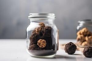 Schokolade Trüffel im ein Glas Krug auf ein grau Hintergrund, köstlich Trüffel Kuchen Nahansicht Innerhalb ein Glas Krug, ai generiert foto