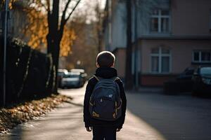 zurück Aussicht von ein Junge mit ein Rucksack Stehen auf das Straße im das Abend, süß wenig primär Schule Studenten voll Rückseite Sicht, ai generiert foto