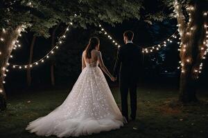 schön jung Hochzeit Paar Gehen im das Park beim Nacht. Braut und Bräutigam, Neu Braut und Bräutigam voll Rückseite Aussicht Stehen und halten Hand, ai generiert foto