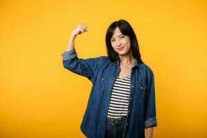 Porträt asiatisch jung Frau stolz und zuversichtlich zeigen stark Muskel Stärke Waffen gebeugt posieren, fühlt sich Über ihr Erfolg Leistung. Frauen Ermächtigung, Gleichwertigkeit, gesund Stärke und Mut Konzept foto