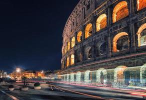 Kolosseum-Denkmal in Rom bei Nacht