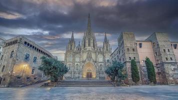 barcelona kathedrale am abend spanien foto