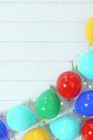 bunt Luftballons mit Konfetti und Geburtstag Kerzen Ecke Rand Komposition foto