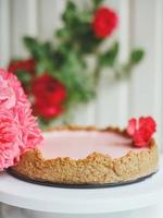 hausgemachter Erdbeer-Cheesecake mit Haferflocken-Basis foto