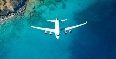 oben Nieder Aussicht von Weiß Flugzeug fliegend Über Blau Meer, Ozean, reisen, Ferien Konzept - - ai generiert Bild foto