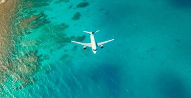 oben Nieder Aussicht von Weiß Flugzeug fliegend Über Blau Meer, Ozean, reisen, Ferien Konzept - - ai generiert Bild foto