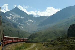 sankt moritz schweizerisch 2023 wenig rot Zug Reisen im das schweizerisch Berge und verbinden Schweiz mit Italien foto