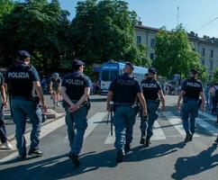 Polizisten patrouillieren das Straßen von zentral Mailand foto