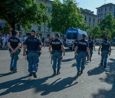 Polizisten patrouillieren das Straßen von zentral Mailand foto