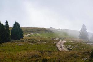 Schotterweg durch die Landschaft foto