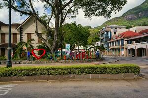 Uhr Turm im Stadt, Dorf Viktoria, Neu Dekoration von, ich Liebe Seychellen, Anzeigen im Vorderseite von das National Geschichte Museum, mahe Seychellen 1 foto