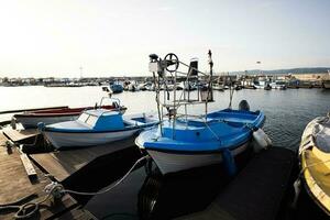 klein Angeln Boote im das Hafen von Nessebar. foto