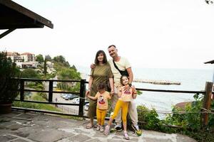 glücklich Familie von vier auf Ferien im Nessebar. Vater, Mutter und wenig Töchter. foto