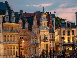 das Stadt von Mann im Belgien beim Nacht foto