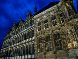 das Stadt von Mann im Belgien beim Nacht foto