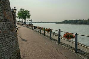 drücken Stadt beim das Rhein Fluss foto