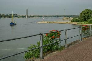 drücken Stadt beim das Rhein Fluss foto