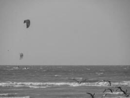 das Strand von de haan beim das Norden Meer foto