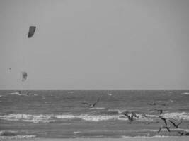 das Strand von de haan beim das Norden Meer foto