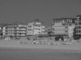 das Strand von de haan beim das Norden Meer foto