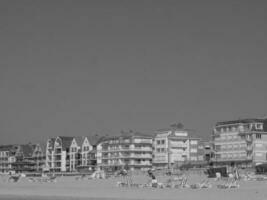 das Strand von de haan beim das Norden Meer foto