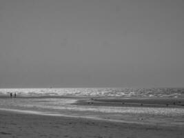 das Strand von de haan beim das Norden Meer foto