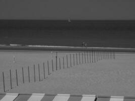 das Strand von de haan im Belgien foto