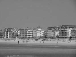 das Strand von de haan im Belgien foto