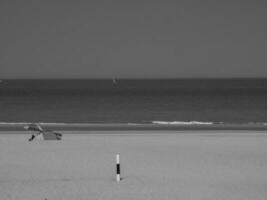 das Strand von de haan im Belgien foto