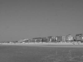 das Strand von de haan im Belgien foto