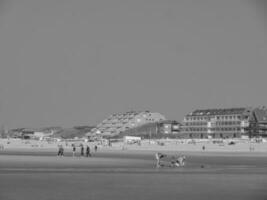 das Strand von de haan im Belgien foto