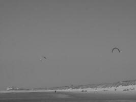 das Strand von de haan im Belgien foto