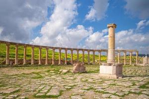 Ovales Forum und Cardo Maximus bei Jerash in Jordanien foto