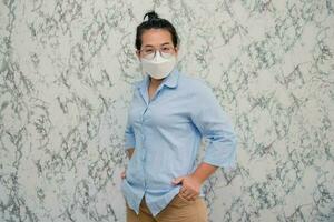 elegant Frau Mann tragen ein Mund Schutz zu verhindern bekommen krank beim Arbeit oder auf das Weg zu Arbeit isoliert auf Weiß Hintergrund, Pandemie und Sozial Distanzierung konzept.covid-19 foto