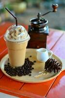 Kaffee Frappé im ein Glas auf hölzern Tabelle foto