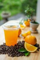 frisch drücken Orange Saft im ein Glas auf hölzern Tabelle foto