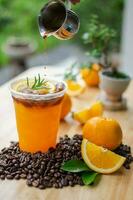frisch Orange Saft oben mit frisch Kaffee Schuss im ein Glas foto