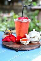 Rose Tee im ein Glas auf hölzern Tablett im Chinesisch Stil foto