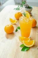 frisch drücken Orange Saft im ein Glas auf hölzern Tabelle foto