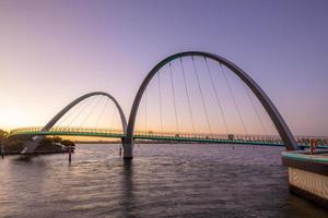 Elizabeth Quay Fußgängerbrücke in Perth in der Abenddämmerung foto