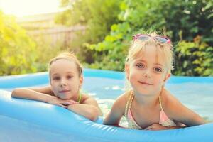 Mädchen Schwimmen im das Schwimmbad. getönt Bild. foto