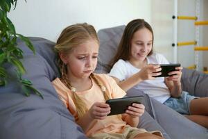 Kinder abspielen mit ein Handy, Mobiltelefon Telefon beim Zuhause foto