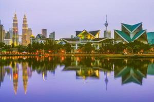 Skyline von Kuala Lumpur am See in der Abenddämmerung foto