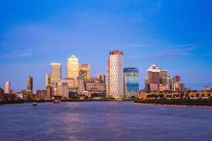 Londoner Skyline am Canary Wharf an der Themse foto