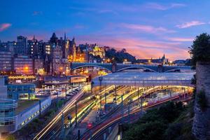 Nachtansicht der Waverley Station in Edinburgh, Schottland