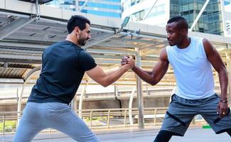 Zwei gutaussehende Männer in Sportbekleidung trainieren im Freien Trainingskonzepte für eine gute Gesundheit